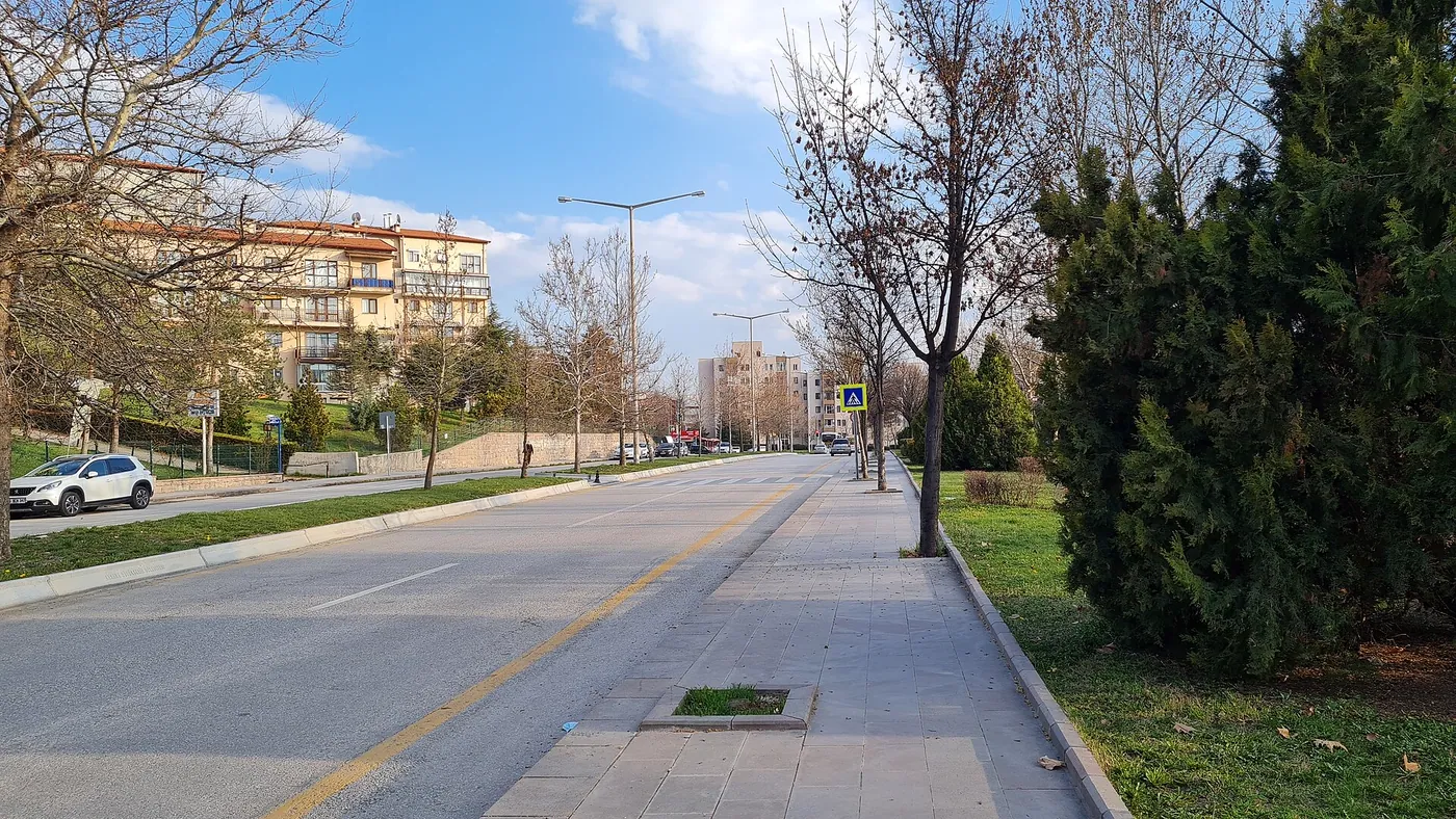 Sakarya Caddesi - Vivanova Otel'e uzaklık 500 m